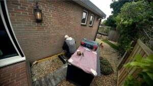 Man installeert warmtepomp