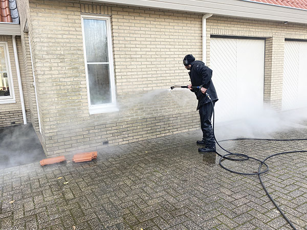 Gevelreiniging en impregneren met hogedrukspuit