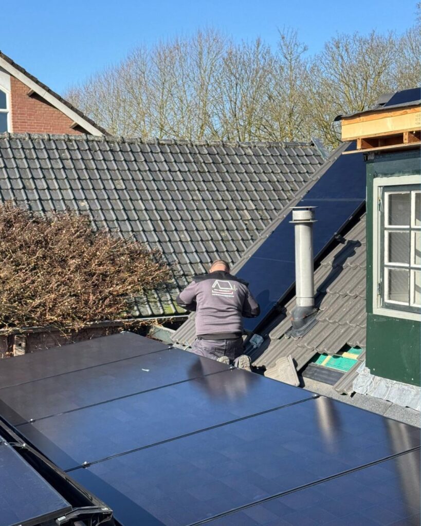 Blue And White Modern Solar Energy Company Instagram Post 2 Mega Verduurzaam Veelgemaakte fouten bij aankoop van zonnepanelen # Dakisolatie en subsidie