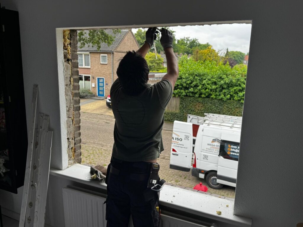 Oud kozijn is verwijderd en de laatste metingen worden gedaan